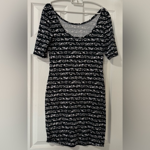 Cute knee length dress! - Picture 2 of 4